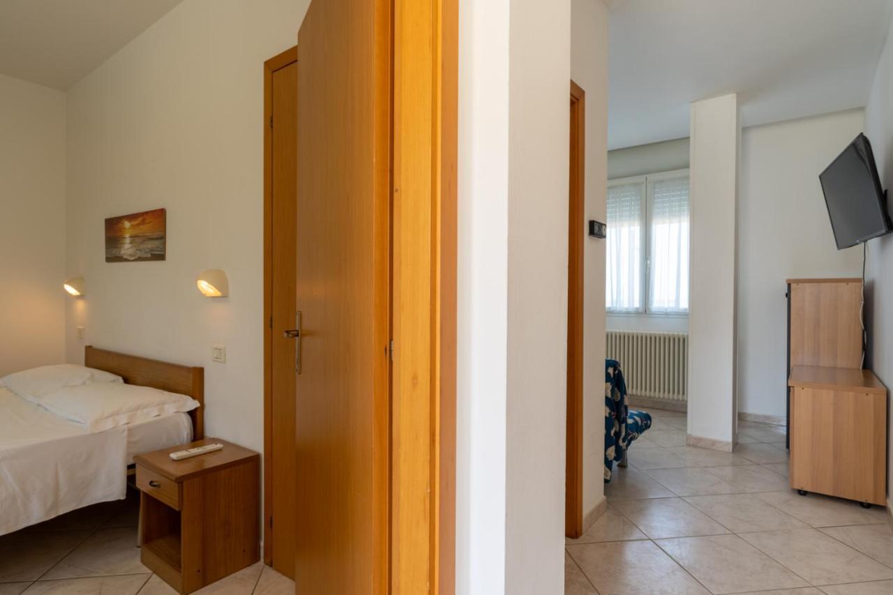 Appartamenti Montmartre Rimini Bagian luar foto