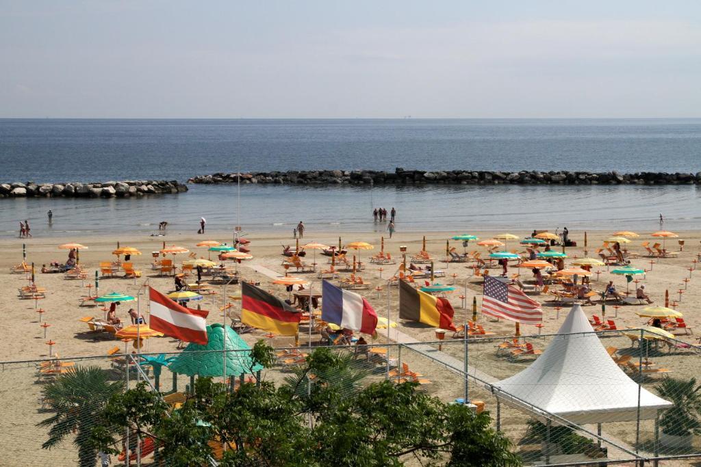 Appartamenti Montmartre Rimini Bagian luar foto