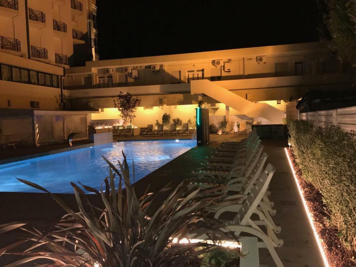Appartamenti Montmartre Rimini Bagian luar foto