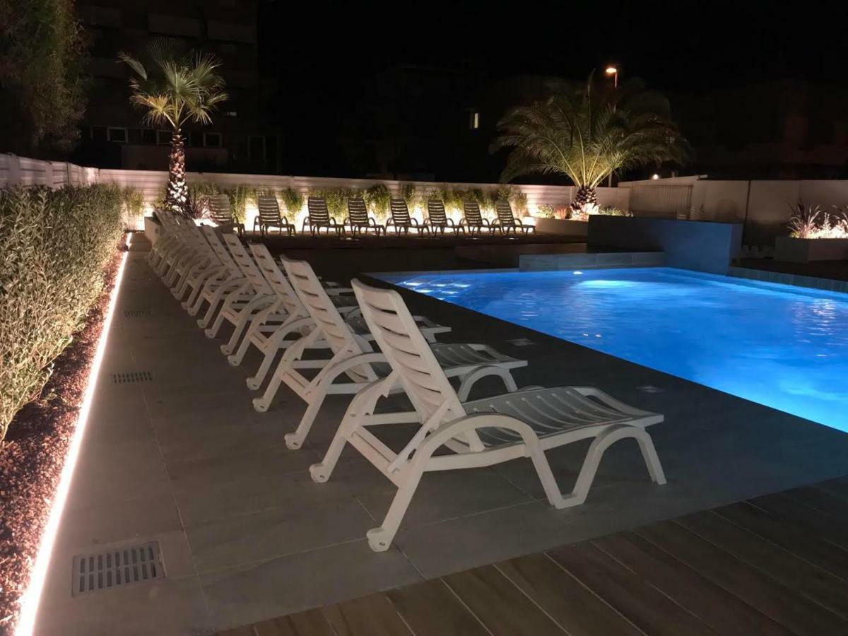 Appartamenti Montmartre Rimini Bagian luar foto